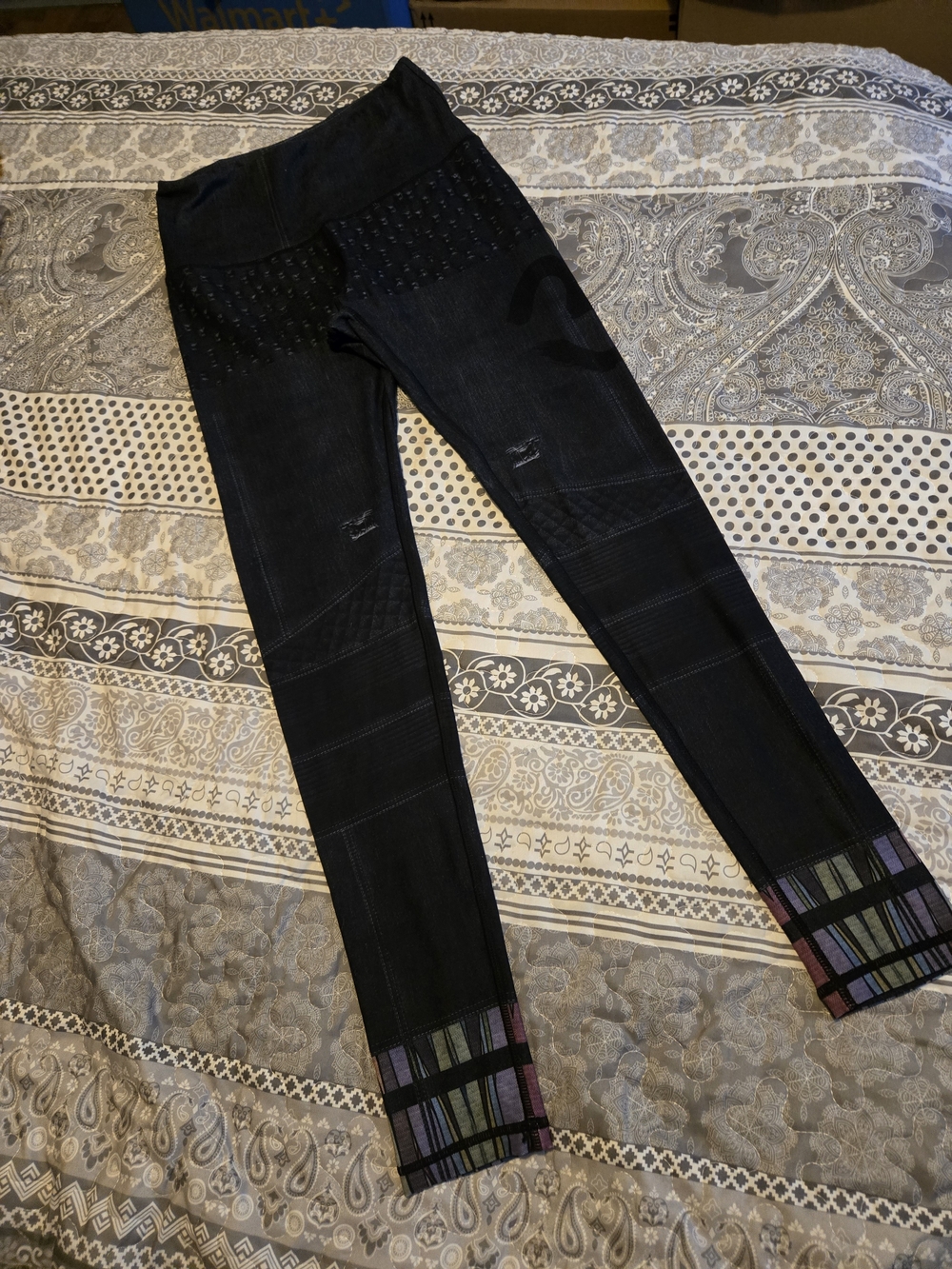 High-Waist Black Leggings with Multicolor Geometric Cuff - Picture 2 of 9